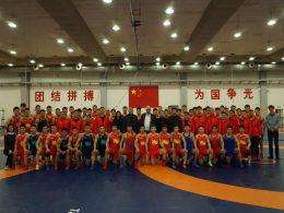 Αναμνηστική φωτογραφία από την επίσκεψη Λάλοβιτς στο Ολυμπιακό προπονητικό κέντρο του Πεκίνου.